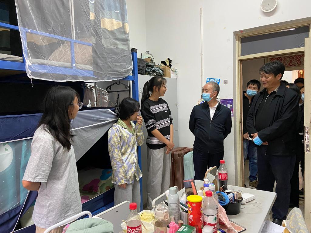 校黨委書記唐家華深入一線檢查指導校園安全穩定與醫藥教學器材管理工作